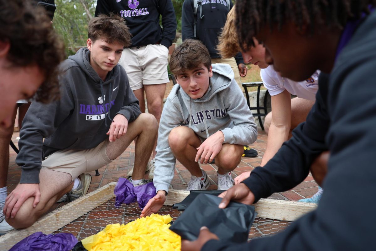 Blair Moseley('25) directs Moser House as they work on their Chicken Wire Art.