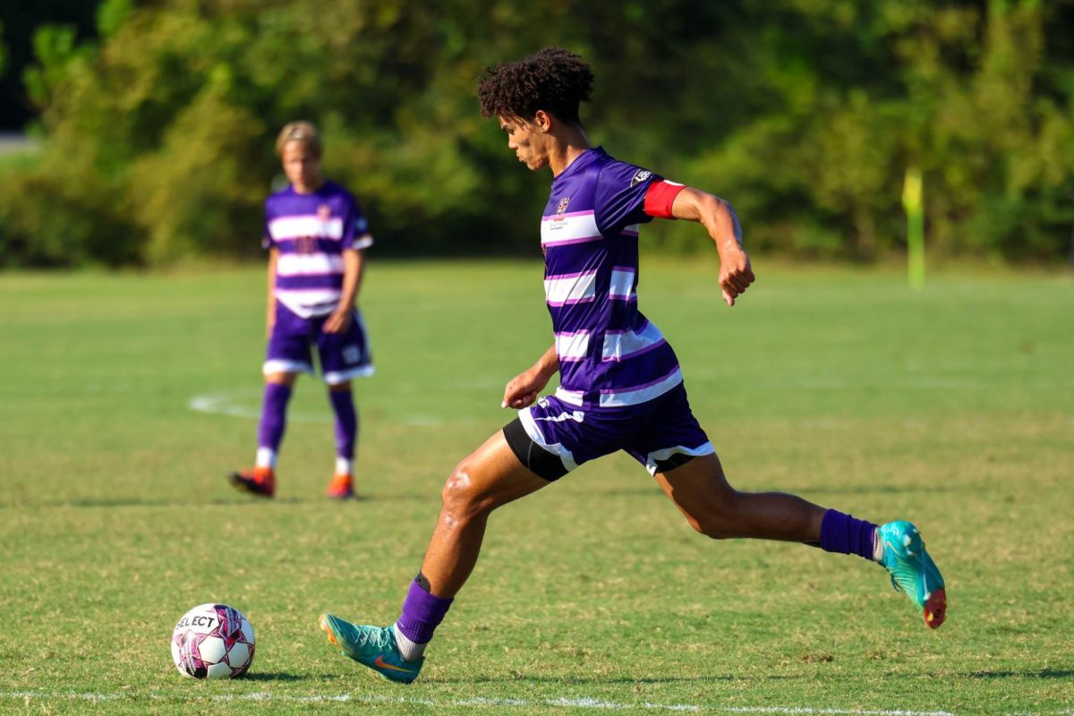 Jaedon Gordon going for the kick against TN Wesleyan